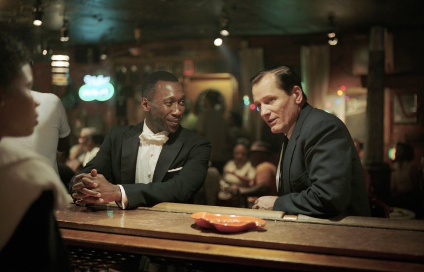 green-book-2018-005-mahershala-ali-viggo-mortensen-bar